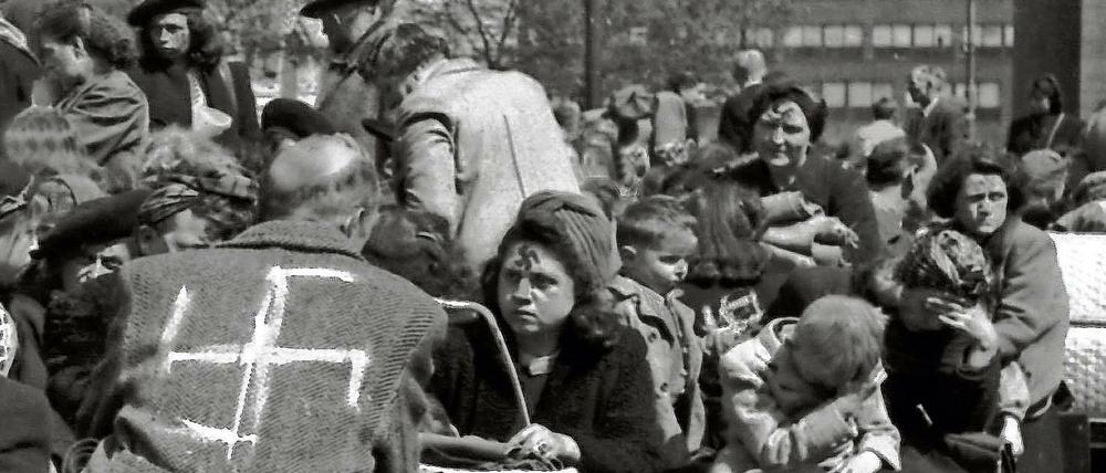 Als Nazis gebrandmarkt. In Prag internierte Sudetendeutsche warten im Juli 1945 auf ihre Deportation nach Deutschland.