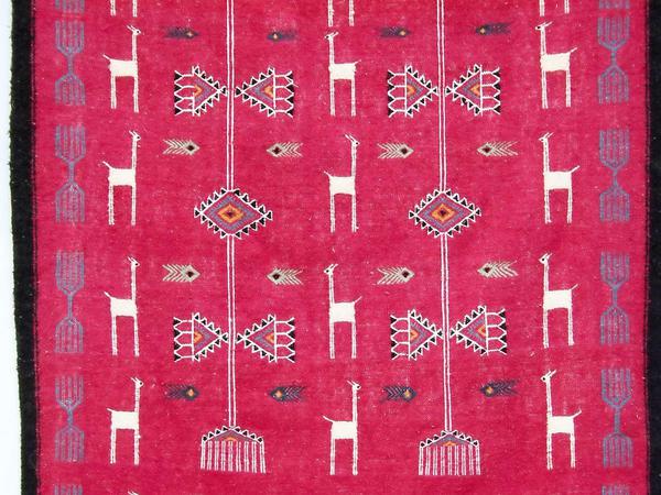 Kairouan ist berühmt für seine Teppiche und Kelims. Die abstrakten Formen der Berberinnen hatten Klee damals fasziniert. Und wenn man sich die Muster der Teppiche von heute anschaut, sieht man Klees recht abstrakte Bilder plötzlich mit anderen Augen. Hier hat er auch die Farbe für sich entdeckt. "Die Farbe hat mich" lautet sein berühmter Ausspruch aus Kairouan.