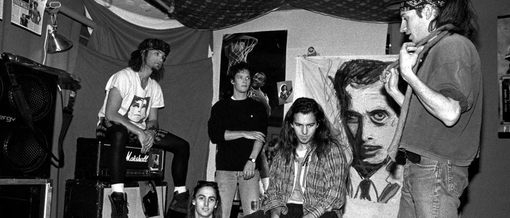 Pearl Jam im Jahr 1991 mit Jeff Ament (links) und Eddie Vedder (2. v. r.).