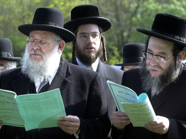 Rabbiner Yitzhak Ehrenberg (links) liest 2002 bei einer Zeremonie im polnischen Slubice in dem "Kaddisch", dem Totengebet.