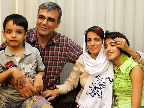 Nasrin Sotoudeh (2. v.r.) mit ihrer Familie, nach fer Entlassung aus ihrer ersten Haft 2013. Ihre Tochter Mehraveh Khandar (r.) wurde am 17. August ebenfalls für einen Tag festgesetzt. 