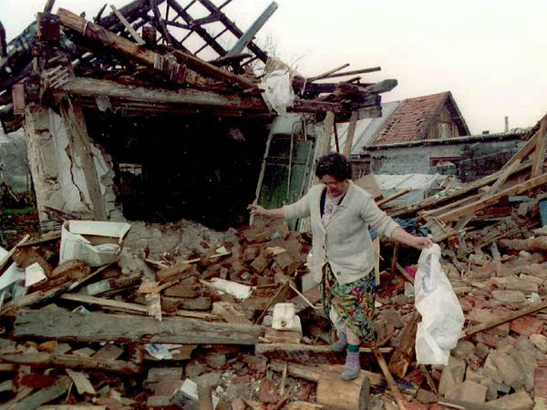 Die Bosnierin Ziba Suba sucht in den Trümmern ihres bei einem serbischen Angriff zerstörten Wohnhauses in Sarajevo nach den letzten Habseligkeiten.