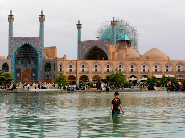 Platz der Kultur. 52 Ziele nannte der Präsident. Hier zu sehen ist der Naqsh-e Jahan-Platz in Isfahan im Iran.