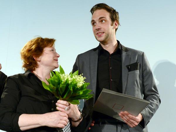 Der Schauspieler Michael Wächter erhält 21. Mai.2017 beim 54. Berliner Theatertreffen den Alfred-Kerr-Darsteller-Preis von der Jurorin Imogen Kogge überreicht. 