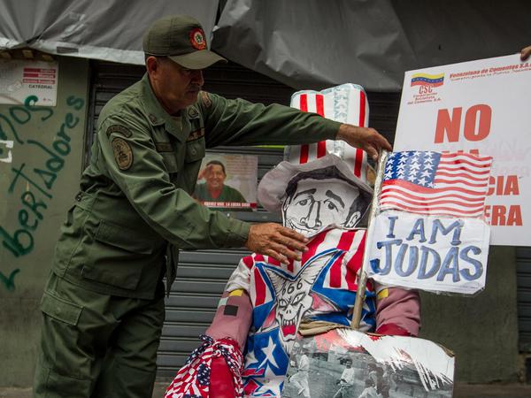 In Venezuela findet jedes Ostern eine Judas-Verbrennung statt. Bei dieser Zeremonie 2015 steht er für die USA.