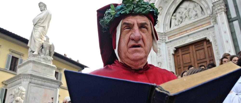 Ein Mann posiert in Florenz als Dante Alighieri, anlässlich der Feierlichkeit zum 750. Geburtstag des italienischen Poeten 2015.