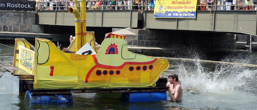 Das gelbe U-Boot ist Kult, auch beim Warnemünder Waschzuberrennen.