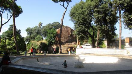 Der Oppio-Park in Rom mit der Piazza Martin Lutero, einem riesigen trockenen Brunnen.