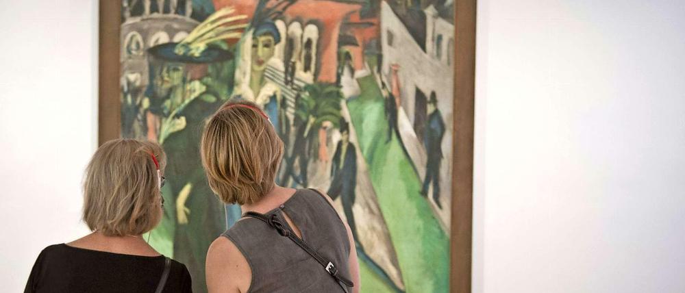wei Frauen betrachten im Museum Berggruen in Berlin das dem Gemälde «Potsdamer Platz» von Ernst Ludwig Kirchner, ein Foto von 2013. Kirchners Meisterwerk ist zur Zeit mit 49 weiteren Werken der klassischen Moderne aus der Neuen Nationalgalerie im Israel Museum in Jerusalem zu sehen. 