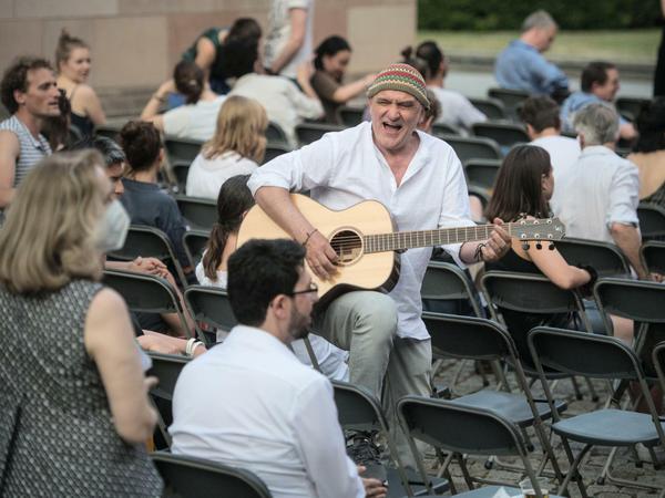 Der singende, klingende Lehrer. Dieter Bachmann begeistert im Dokumentarfilm über seine Klasse - und gibt vor der Premiere ein Ständchen. 