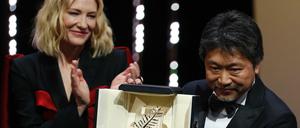 Jury-Präsidentin Cate Blanchett mit dem Gewinner des Abends, Hirokazu Kore-eda.