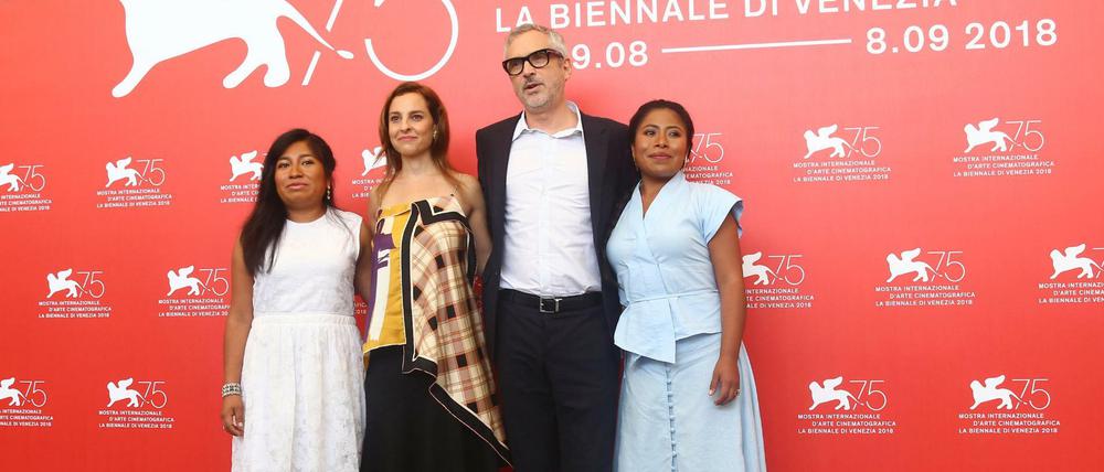 Regisseur Alfonso Cuaron mit den Schauspilerinnen Nancy Garcia (l-r), Marina de Tavira und Yalitza Aparicio in Venedig.