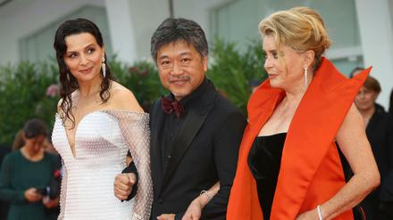 Juliette Binoche (l), Hirokazu Koreeda und Catherine Deneuve (r) bei der Premiere von „La verité“.