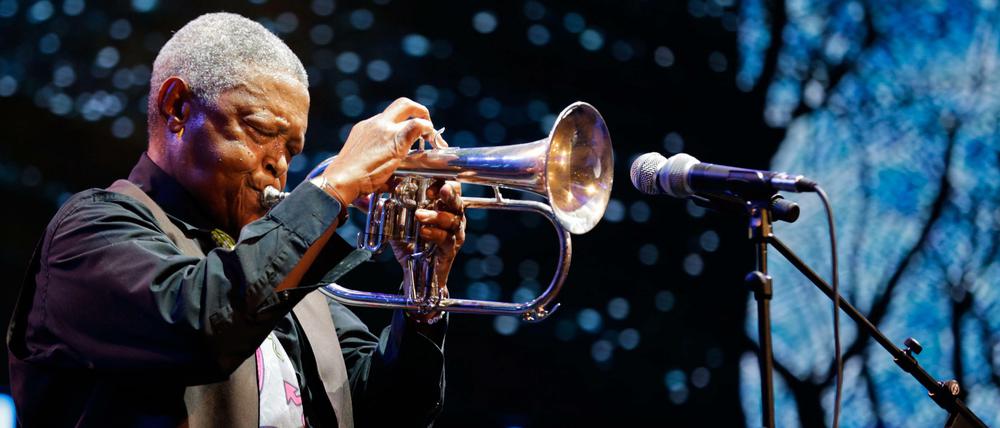 Der südafrikanische Jazzmusiker Hugh Masakela bei einem Konzert in Kenia 2016.