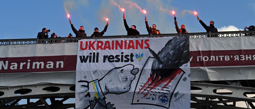 Demonstranten protestieren am 12. Februar in Kiew gegen die russische Bedrohung.