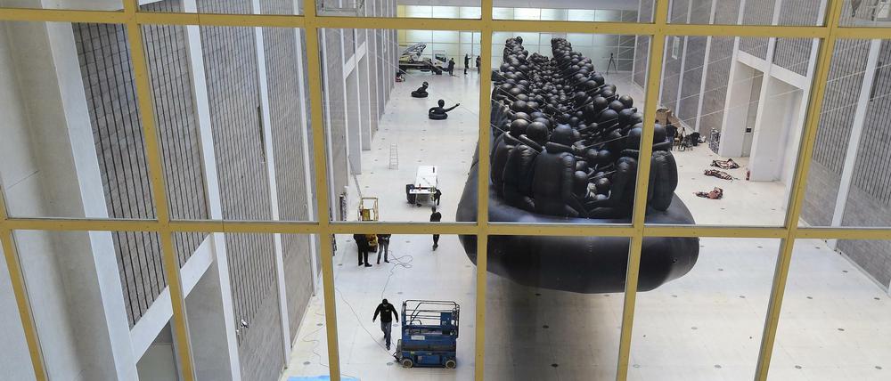 2017 zeigte die Nationalgalerie Prag, deren Direktor jetzt gehen musste, eine Ausstellung mit Werken von Ai Weiwei, darunter einem 70 Meter langen schwarzes Schlauchboot mit überlebensgroßen Flüchtlingsfiguren. 