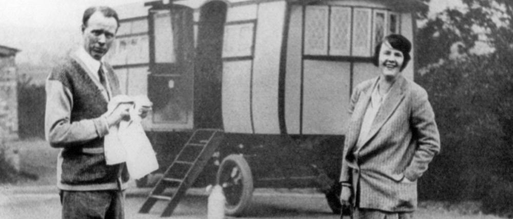 Der amerikanische Schriftsteller Harry Sinclair Lewis mit seiner Frau Dorothy während eines Wohnwagenurlaubs.
