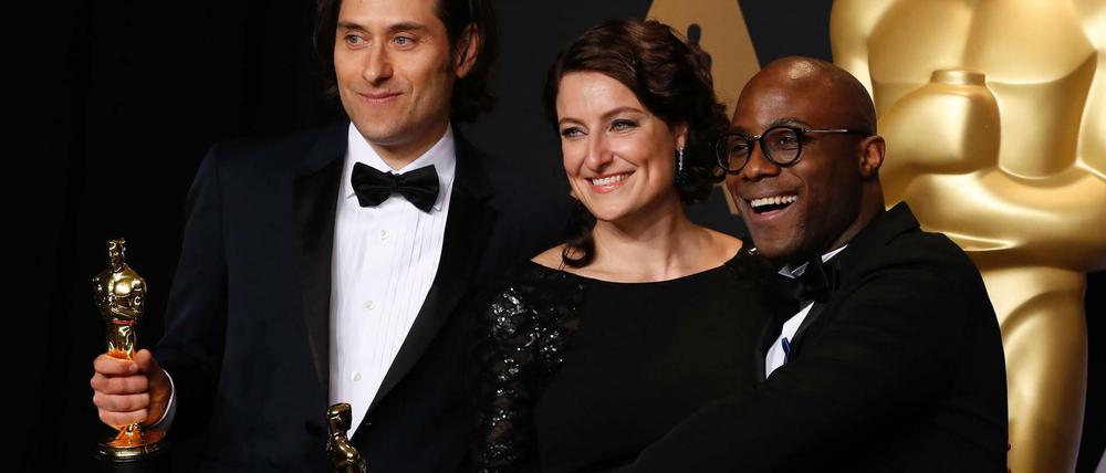 Jeremy Kleiner (L), Adele Romanski und Barry Jenkins feiern ihren Oscar für "Moonlight."