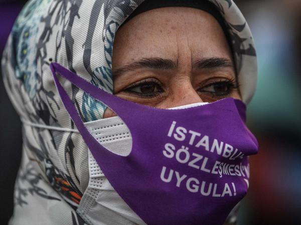 Eine Demonstrantin in Istanbul.