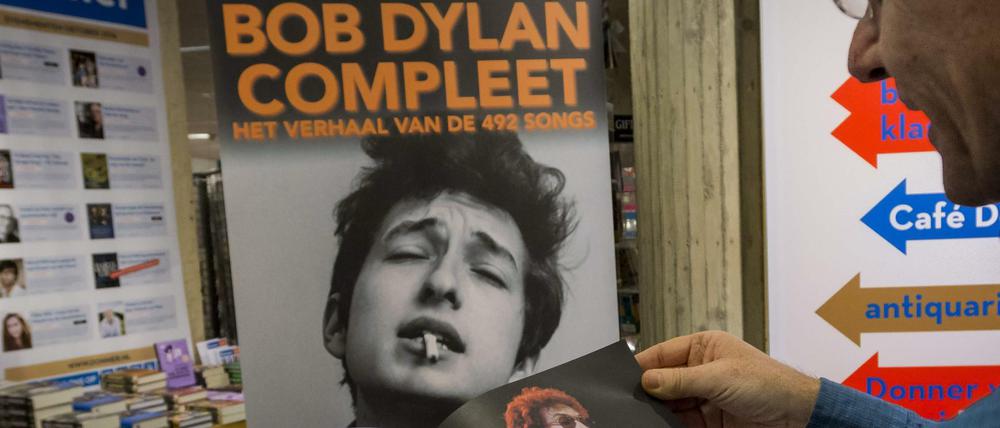 Überall auf der Welt reagieren Fans und Neugierige auf die Nachricht vom Literaturnobelpreis für den Songwriter Bob Dylan - hier in einem Buchladen in Rotterdam. Nur der Dichtersänger selbst äußert sich nicht. 