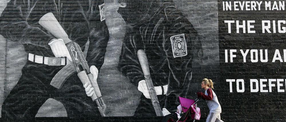 Tradition in Belfast. Wandbilder, die die Paramilitärs verherrlichen. In diesem Fall protestantische.
