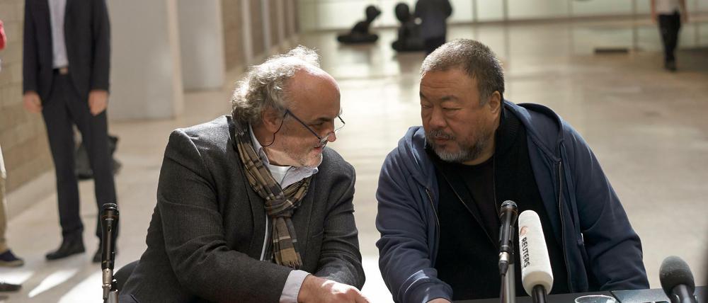 Jiri Fajt (l), damals Direktor der Nationalgalerie, mit dem chinesischen Künstler Ai Weiwei 2017 bei der Eröffnung der Ausstellung "Law of the Journey".