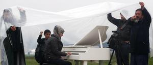 Klavierkonzert im Flüchtlingscamp: Der Künstler Ai Weiwei organisierte eine Kunstauktion mit einer syrischen Pianistin. 