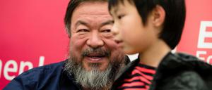 Ai Weiwei mit seinem Sohn Ai Lao am 26.10. bei der Pressekonferenz zu seiner Gastprofessor an der Berliner Universität der Künste.