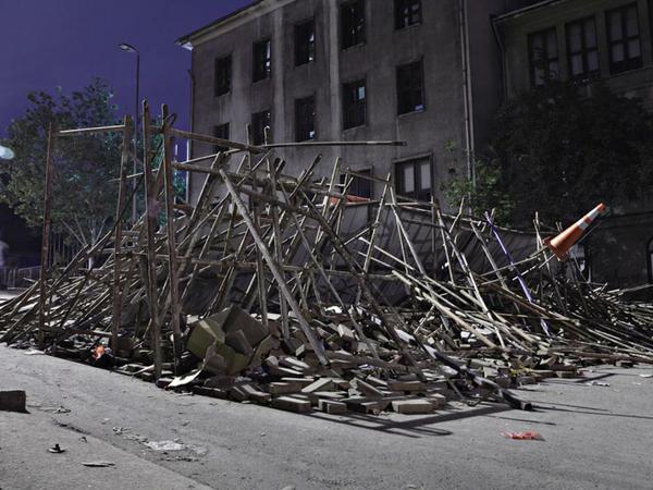 Ein Foto einer Gezi-Barrikade des Künstlers Aytunç Akad