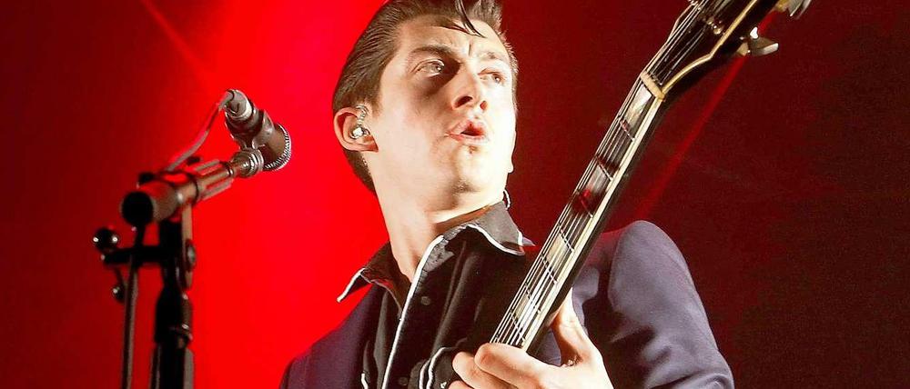 Arctic Monkeys-Frontman Alex Turner probiert Posen aus.
