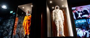 Raumanzug von einem Astronauten und einem Kosmonauten im Cold War Museum in Berlin.
