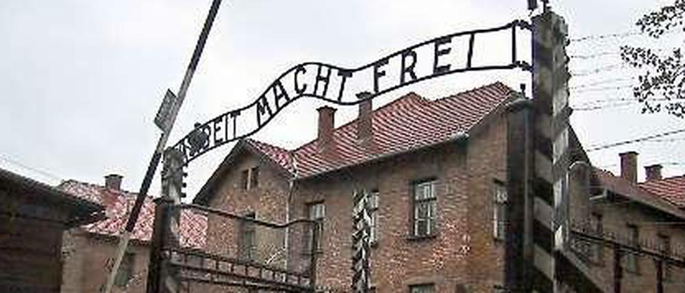 Das Spruchband "Arbeit macht frei" prangt über dem Konzentrationslager Auschwitz.
