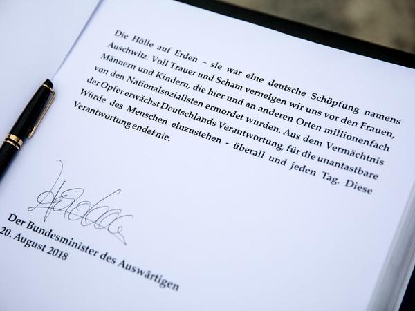 Der Eintrag von Bundesaußenminister Heiko Maas im Gedenkbuch des ehemaligen deutschen Konzentrationslagers Auschwitz. 