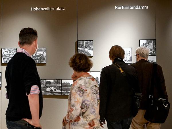 Besucher der Ausstellung "Robert Capa. Berlin Sommer 1945".