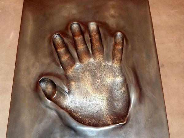 Wenn schon das Original nicht reisen darf, dann wenigstens die Kopie aus Bronze: Ai Weiweis Händeabdruck, ein Werk des russischen Künstlers Anatoly Shuravlev, zur Zeit in der Pekinger Galerie Urs Meile, unweit des Studios von Ai Weiwei. 