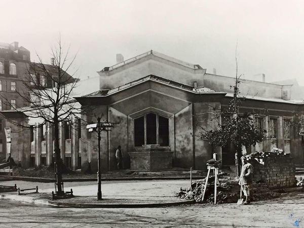1922. In Berlin-Westend lassen sich die Buchthals eine expressive Villa bauen. Die Baustelle ist auf diesem Foto festgehalten.