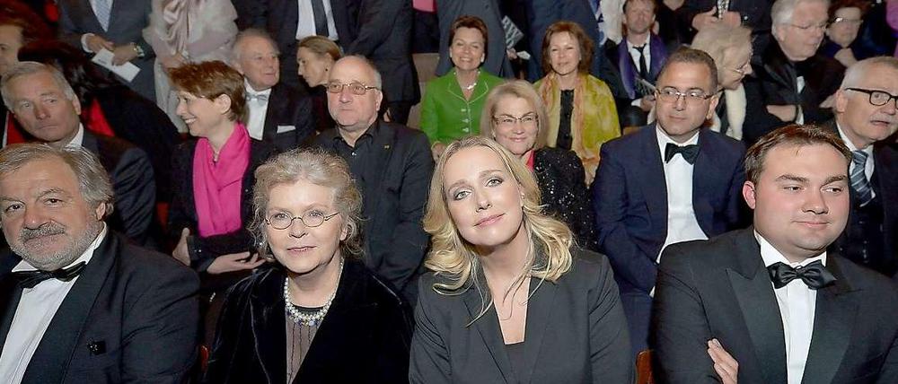 Die Festspielleiterinnen Eva Wagner-Pasquier (Mitte, vorne links) und Katharina Wagner (vorne rechts) beim Geburtstagskonzert für Richard Wagner.