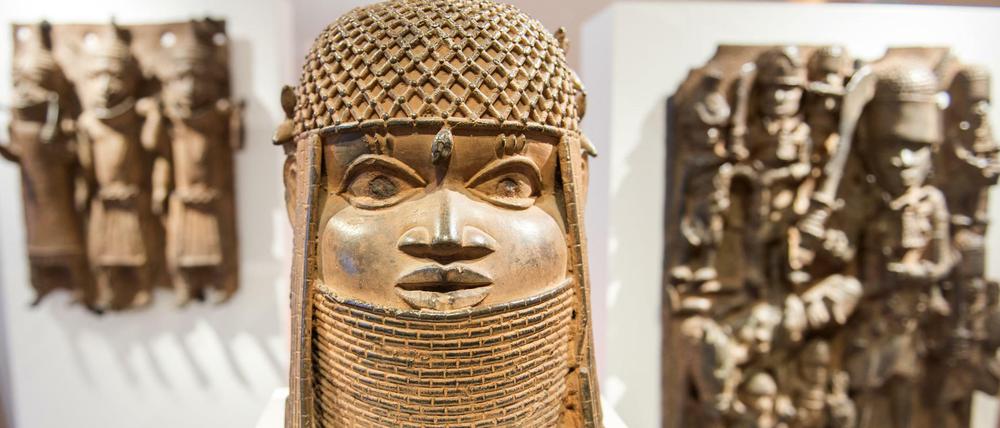 Drei Raubkunst-Bronzen aus dem Benin in Westafrika sind im Hamburger Museum für Kunst und Gewerbe in einer Vitrine ausgestellt.