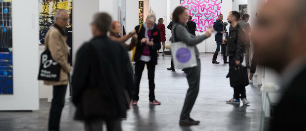 Was kostet Kunst? Besucher bei der "Positions Berlin Art Fair 2017" in der Arena.