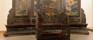 Das Prachtmöbel, auf dem sich Chinas Kaiser im 17. Jahrhundert im Palast bei Pansham niederließ.