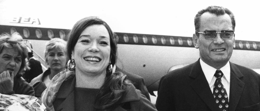 Alfred Bauer empfängt 1971 die US-Schauspielerin Shirley MacLaine nach ihrer Ankunft auf dem Flughafen Tempelhof.