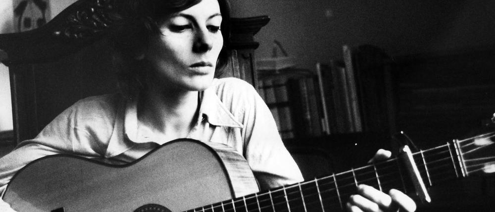 Die Liedermacherin Bettina Wegner 1974 in ihrer Wohnung. Jetzt war sie auf der Berlinale zu Gast.