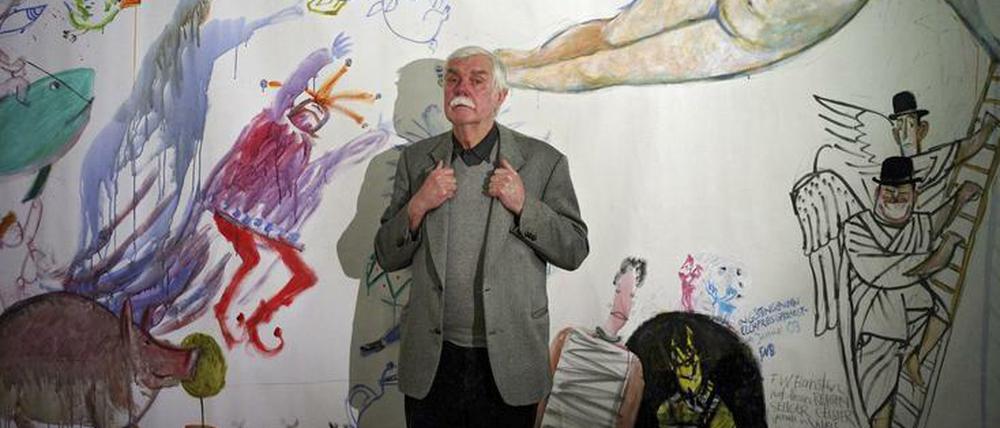  Herr mit Haltung. F. W. Bernstein vor einer zehn Meter langen Karikatur im Museum für Komische Kunst in Frankfurt am Main, das ihm und seinem Werk 2013 zum 75. Geburtstag eine Ausstellung widmete.