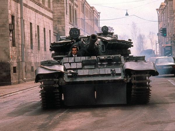Der Sowjetpanzer aus "James Bond 007 - GoldenEye", gelenkt von Pierce Brosnan, war Bonds schwerstes Fahrzeug.