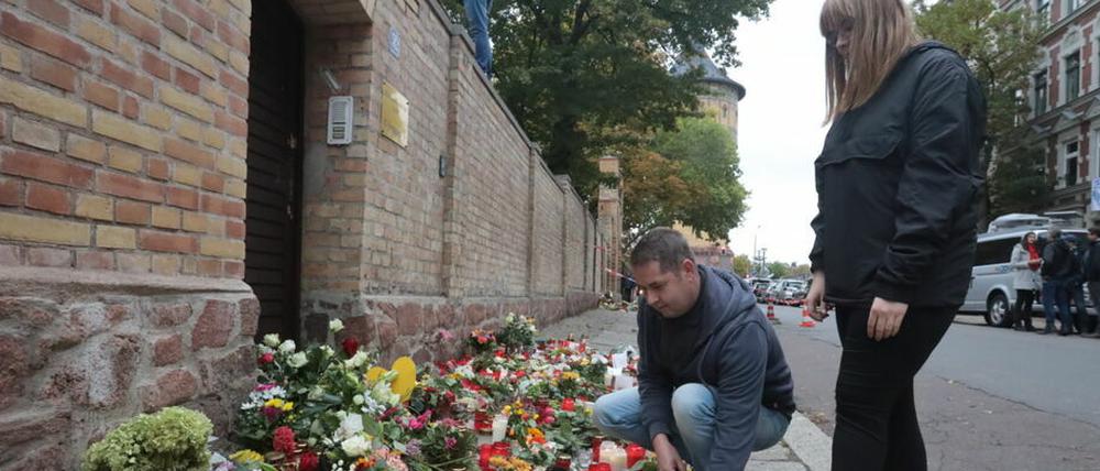 Blumen und Kerzen an der Synagoge in Halle, auf die im Oktober 2019 ein Anschlag verübt wurde. Dabei wurden zwei Menschen in der Nähe der Synagoge erschossen.