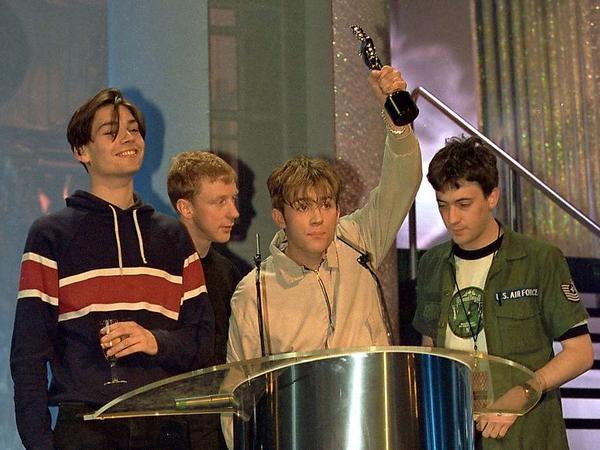 Trophäenjäger. Blur räumen bei den Brit Awards 1995 ab. Den Preis für die beste Band will Damon Albarn (Mitte) mit Oasis teilen. 