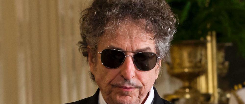 Bob Dylan, wie üblich mit Sonnenbrille