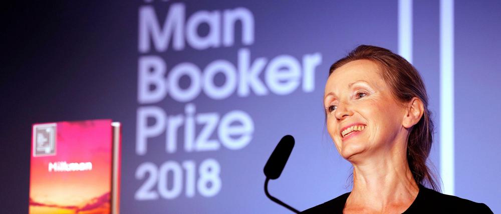 Autorin Anna Burns nimmt den Man-Booker-Preis entgegen.