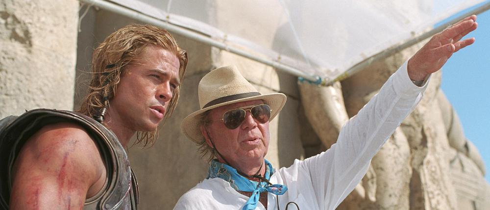 Brad Pitt (l.) und Wolfgang Petersen bei den Dreharbeiten zum Film "Troja".