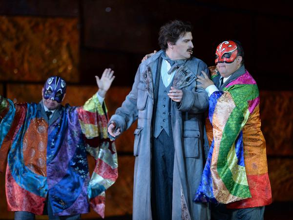 Der italienische Tenor Riccardo Massi als der unbekannte Prinz Calaf ist von Statisten umringt bei der Fotoprobe der Oper "Turandot" am 17.07.2015 auf der Seebühne in Bregenz.